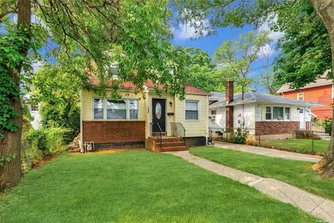 140 Weir St, Hempstead, NY 11550