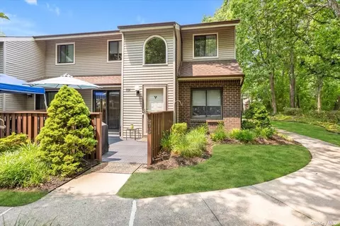 806 Woodland Ct #7, Coram, NY 11727