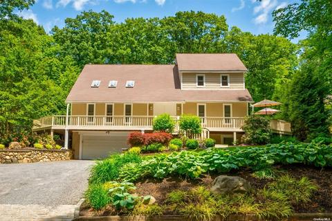 61 Fleets Cove Rd, Huntington, NY 11743