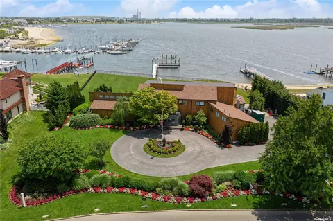 1195 Harbor Rd, Hewlett Harbor, NY 11557