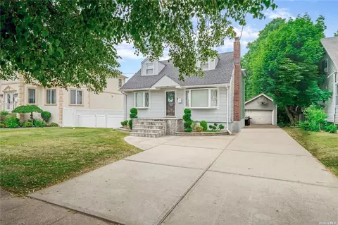 124 Central Pkwy, Merrick, NY 11566