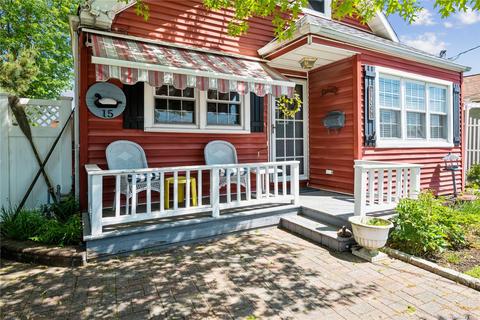 15 Desoto Rd, Amity Harbor, NY 11701