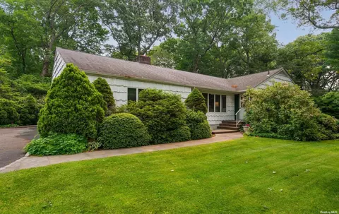 24 Green Meadow Ln, Huntington, NY 11743