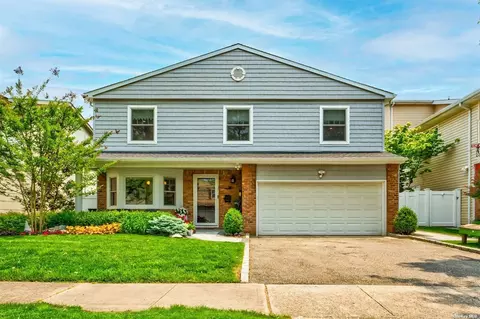 16 Marlin Ln, Port Washington, NY 11050