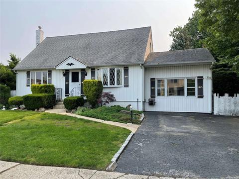 649 Greenman Ct, Seaford, NY 11783