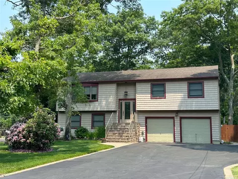 15 Jamaica Ave, Holtsville, NY 11742