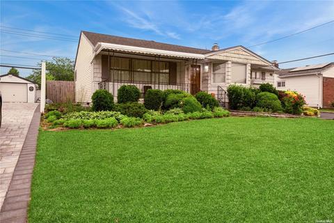 42 Wellesley Ln, Hicksville, NY 11801