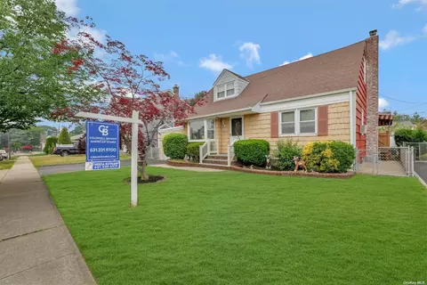 816 Caryl St, Franklin Square, NY 11010