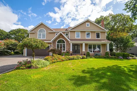 44 Ashford Dr, Bohemia, NY 11716