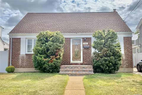 2309 Spruce St, Seaford, NY 11783