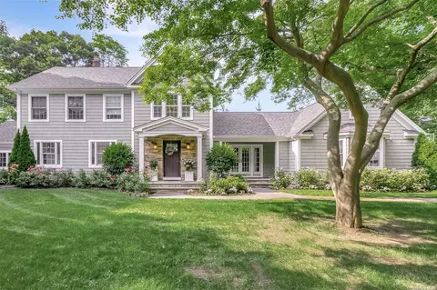 39 Oak St, Saint James, NY 11780