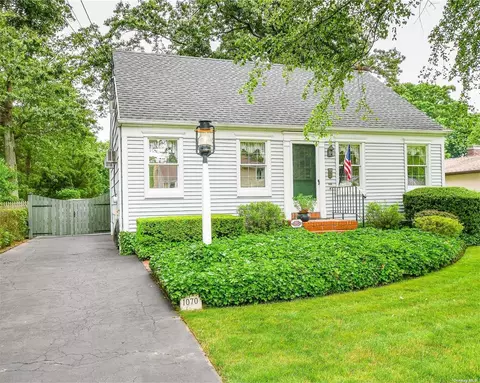 1070 Reilly St, Bay Shore, NY 11706