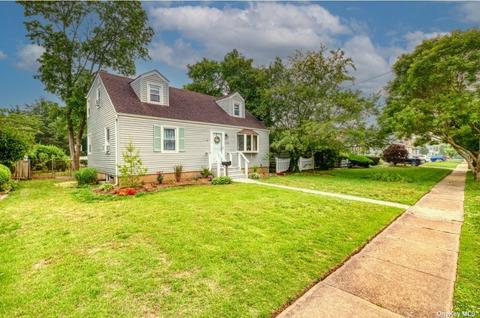 517 Archer St, Freeport, NY 11520