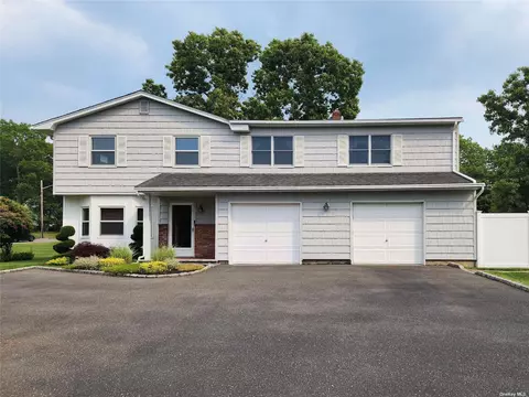 15 Paul Dr, Selden, NY 11784