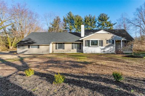6 Lyric Pl, Dix Hills, NY 11746