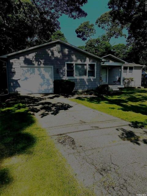 108 Holiday Blvd, Center Moriches, NY 11934