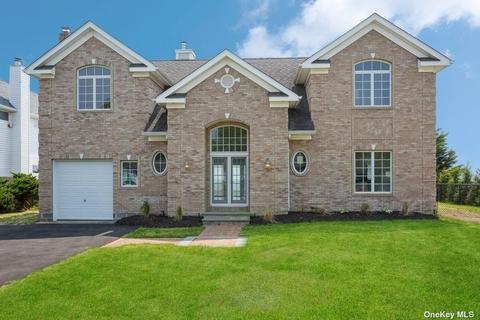 12 Seaview Ln, Center Moriches, NY 11934