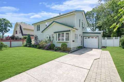 368 Mildred St, Oceanside, NY 11572