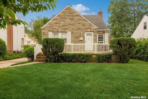 194 Roxbury S Rd, Garden City, NY 11530