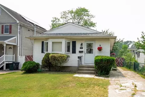 255 Waldo St, Copiague, NY 11726
