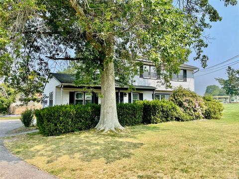 42 Booker Dr, Riverhead, NY 11901