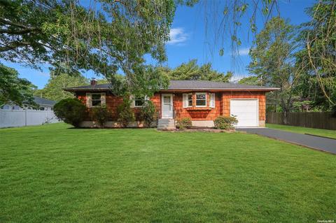 89 Brookhaven Ave, Riverhead, NY 11901