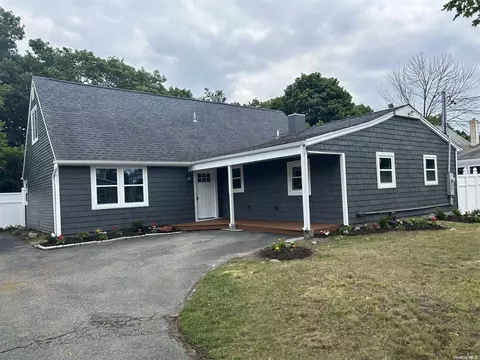 437 Raft Ave, Holbrook, NY 11741