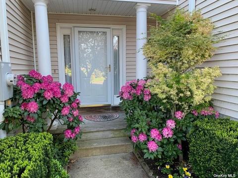 1402 Willow Pond Dr #1402, Riverhead, NY 11901