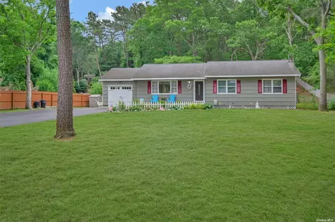 44 Madeline Rd, Ridge, NY 11961