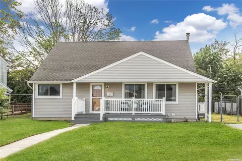 22 Seitz Dr, Bethpage, NY 11714