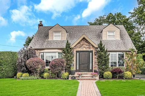 1040 Robin Rd, Franklin Square, NY 11010