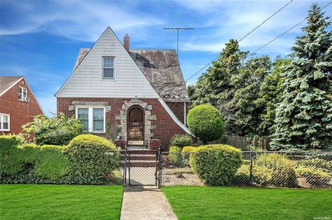 22 Russell St, Roslyn Heights, NY 11577