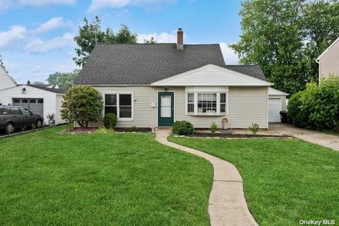 8 Dale Ln, Levittown, NY 11756
