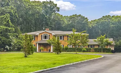 31 Kodiak Dr, Woodbury, NY 11797