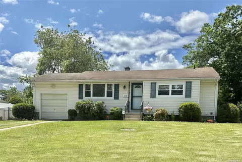 220 Sugarwood Ln, Central Islip, NY 11722