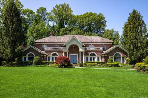 34 Walter Ln, Manhasset, NY 11030