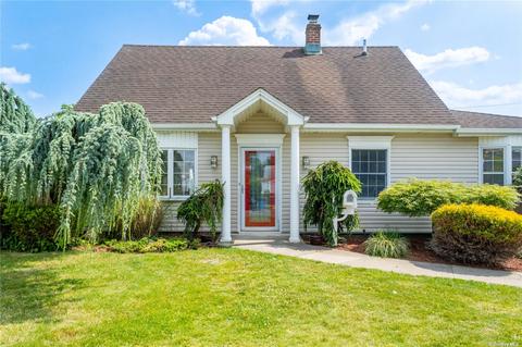 38 Rolling Ln, Levittown, NY 11756