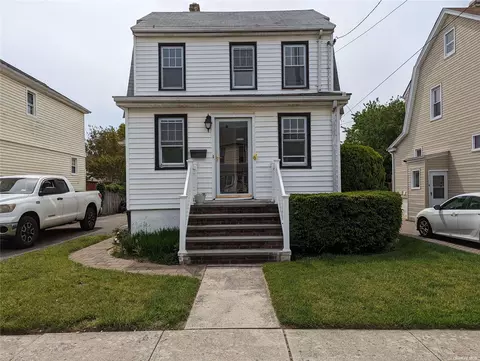 86 Elmwood St, Valley Stream, NY 11581