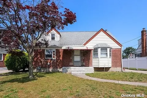 27 Caldwell Rd, Valley Stream, NY 11580