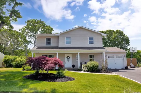 10 Saxon Rd, Centereach, NY 11720