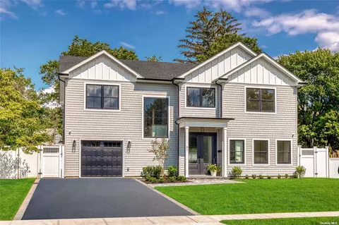 31 Cobalt Ln, Westbury, NY 11590