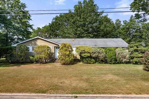 2915 Delmar Dr, Laurel, NY 11948
