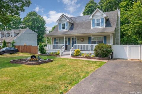 64 Whittier Dr, Mastic Beach, NY 11951