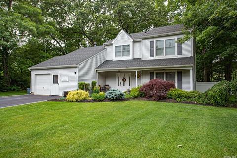 1 Barone Dr, Coram, NY 11727