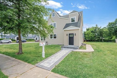 105 Howard Ave, Copiague, NY 11726