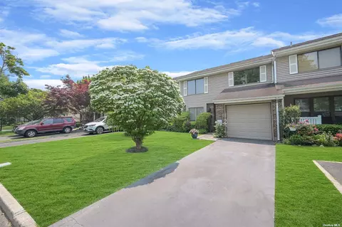 87 Hidden Ponds Cir #87, Smithtown, NY 11787