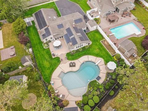 33 Tulip Grove Dr, Lake Grove, NY 11755