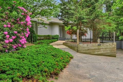 20 Scrub Oak Rd, Quogue, NY 11959