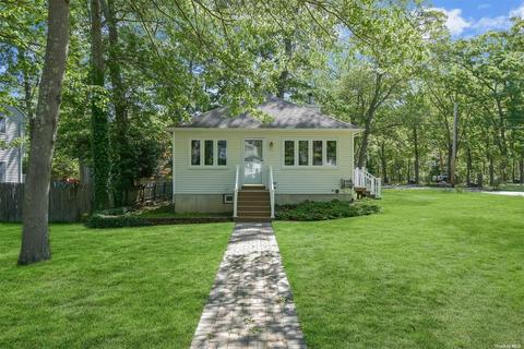 25 Corchaug Trl, Ridge, NY 11961