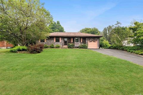 99 Donna Dr, Calverton, NY 11933